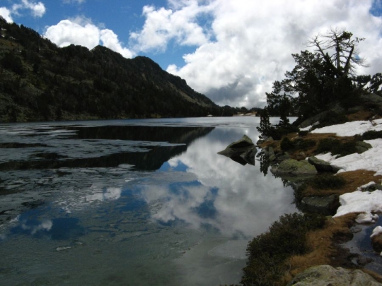 Lac d'Aumar encore glacé. Lac d'Aumar encore glacé.