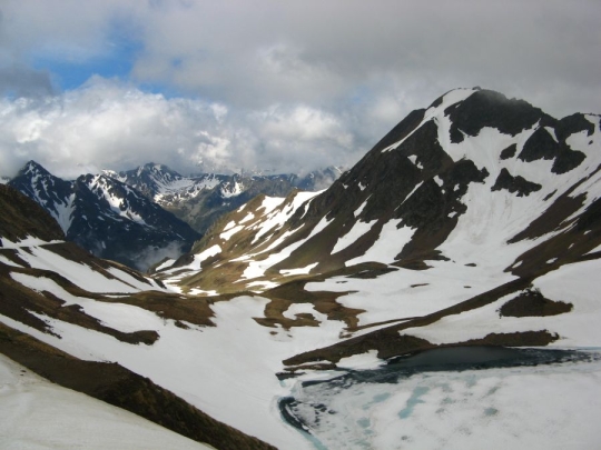 Au col de Sencours nous découvrons le pic de Bonida et le lac de d'Oncet (2253m). Au col de Sencours nous découvrons le pic de Bonida et le lac de d'Oncet (2253m).